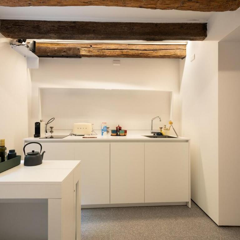 Private Courtyard Peggy Cozy Venice Apartment - One-Bedroom Apartment - 8
