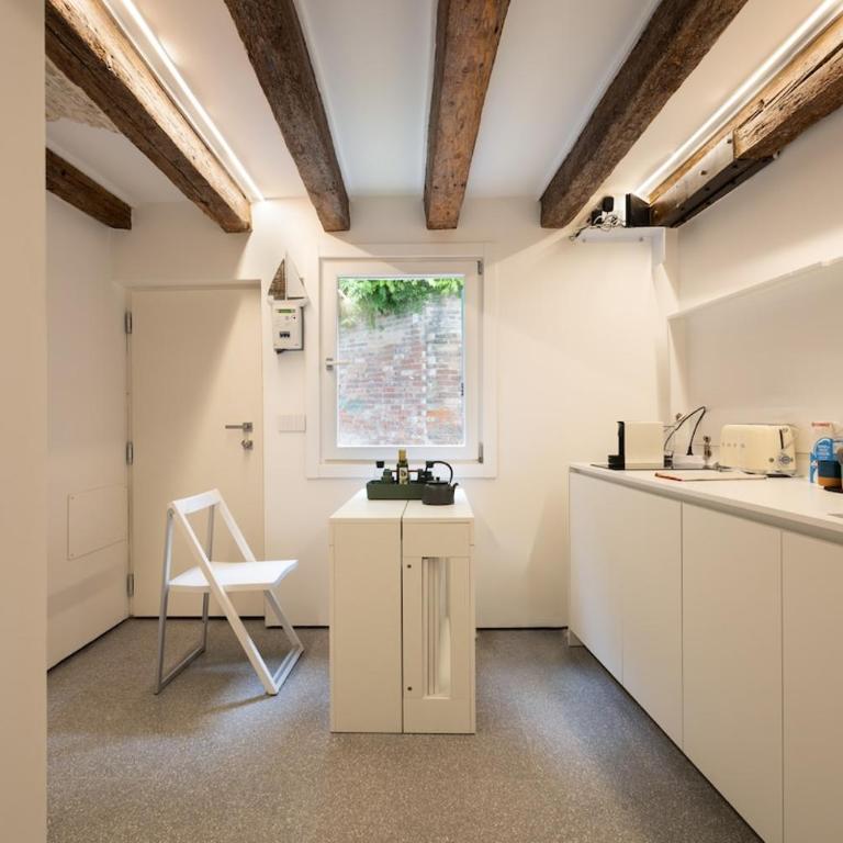 Private Courtyard Peggy Cozy Venice Apartment - One-Bedroom Apartment - 12