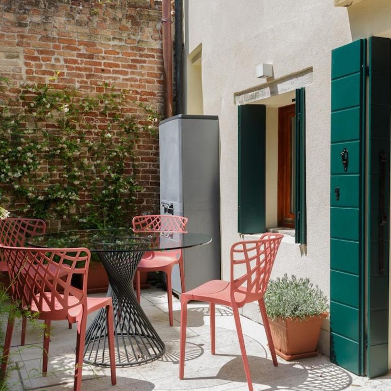 Private Courtyard Peggy Cozy Venice Apartment - One-Bedroom Apartment - 13