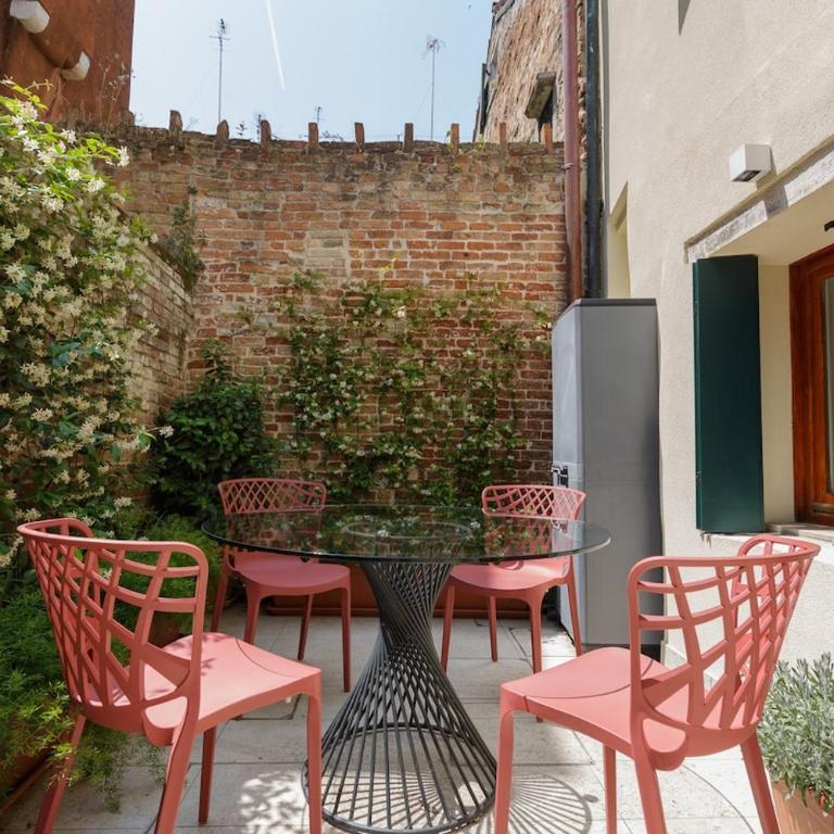 Private Courtyard Peggy Cozy Venice Apartment - One-Bedroom Apartment - 23