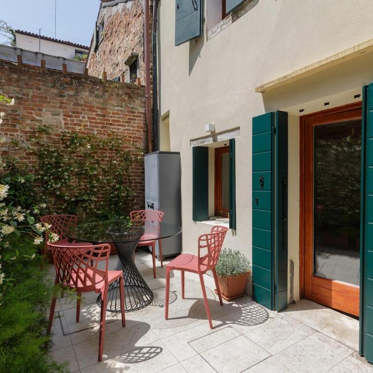 Private Courtyard Peggy Cozy Venice Apartment - One-Bedroom Apartment - 24
