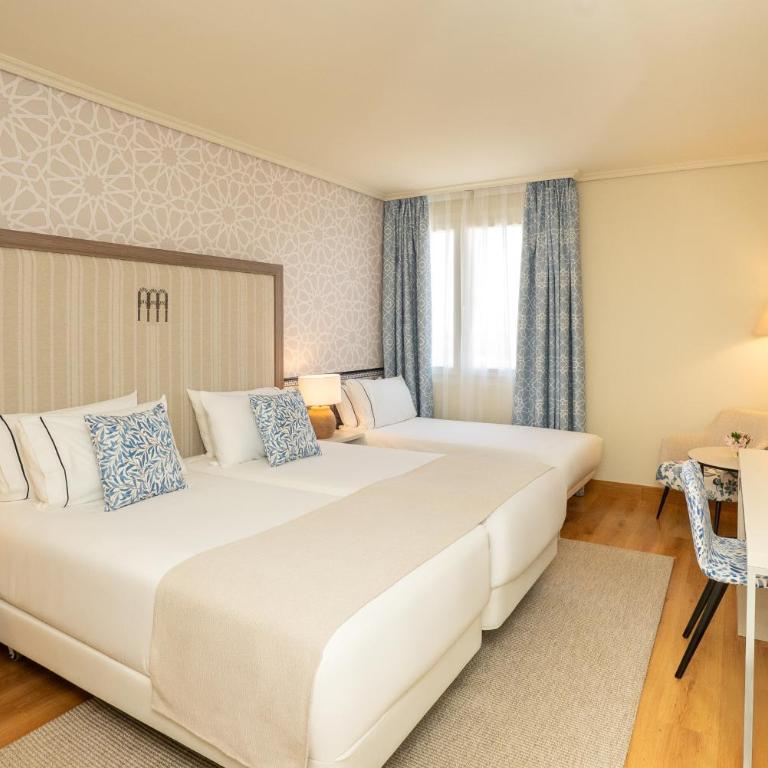 Hesperia Córdoba - Habitación Superior con cama supletoria - 5