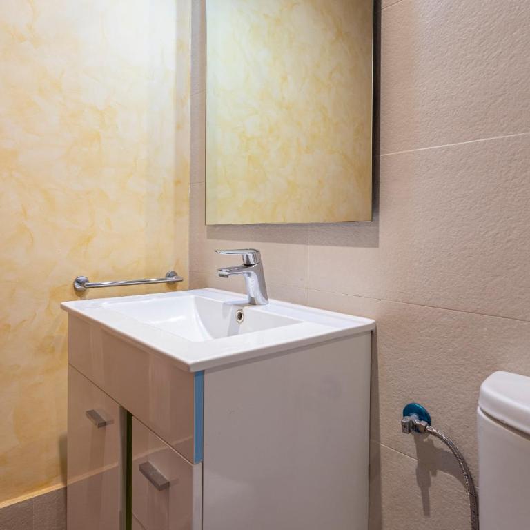 Radiant Vista Apartment Eixample - Three-Bedroom Apartment - 7