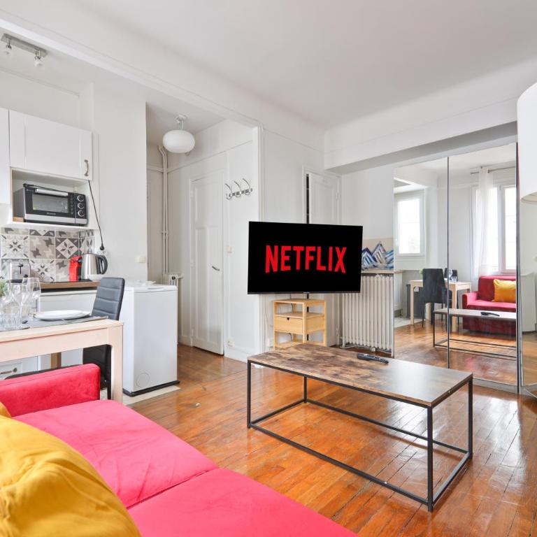 Heart of Paris Studio-2P Invalides Free Netflix - Studio - 1