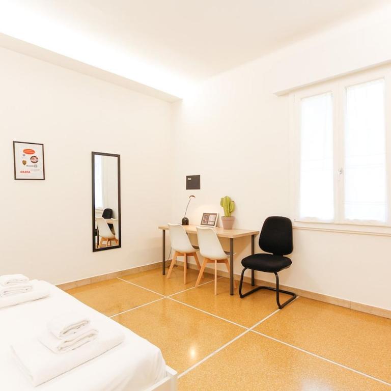 Large Apartment with Balcony - 2 Bedrooms - Appartamento con 2 Camere da Letto - 2