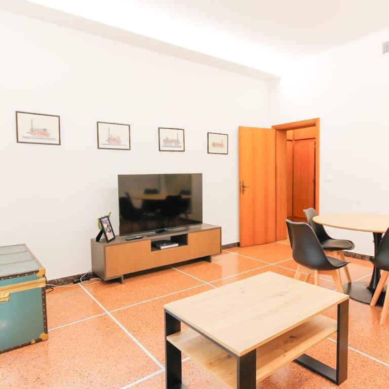 Large Apartment with Balcony - 2 Bedrooms - Appartamento con 2 Camere da Letto - 6