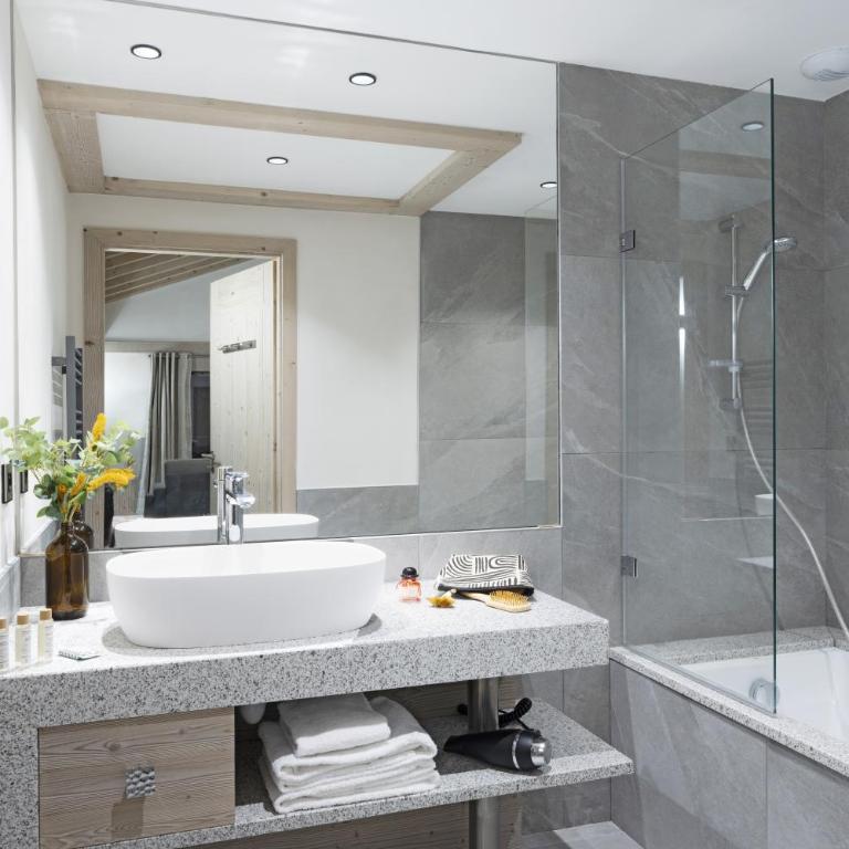 MGM Hôtels & Résidences - Résidence Chalets de Joy - Three-bedroom Apartment for 8 people with Spa Access - 8