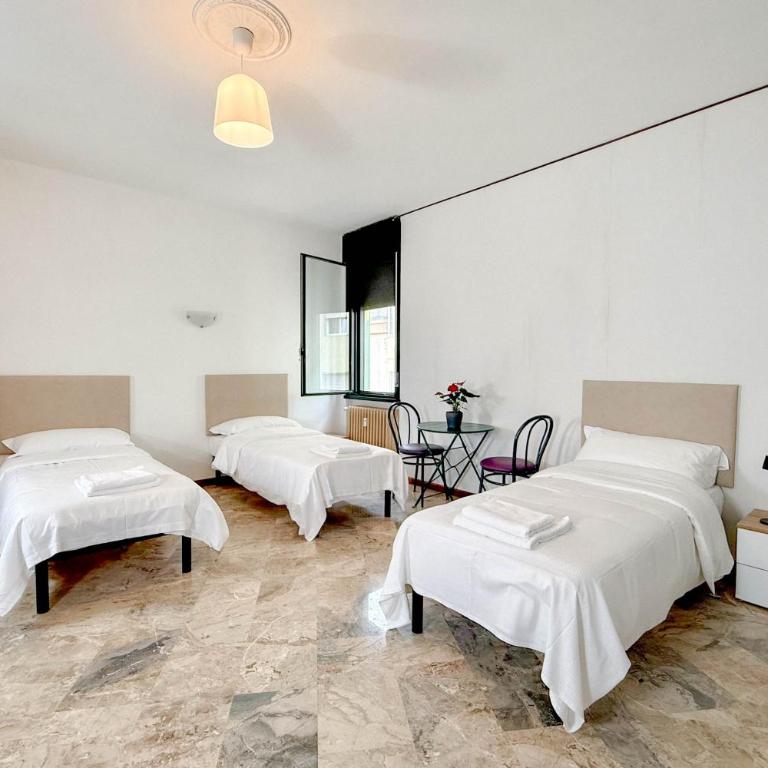 Residence Foscolo - Camera Familiare con Bagno in Comune - 11