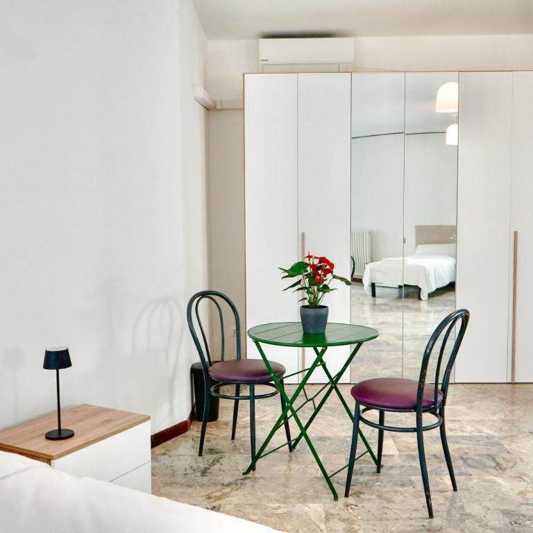 Residence Foscolo - Camera Familiare con Bagno in Comune - 12
