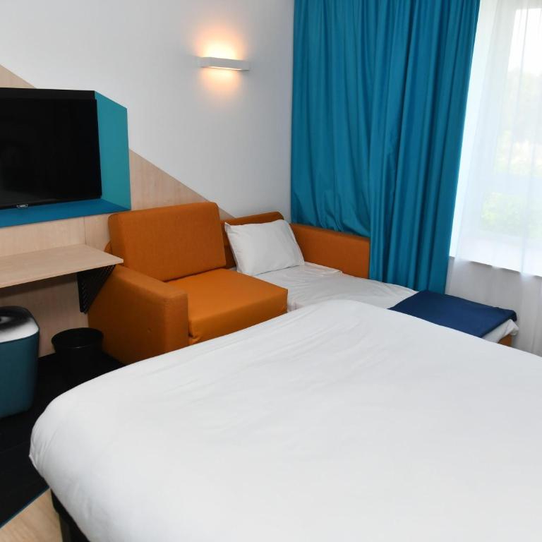 ibis Styles Avignon Sud - Chambre Familiale Confort avec 1 Lit Double et 1 Canapé-Lit - 1
