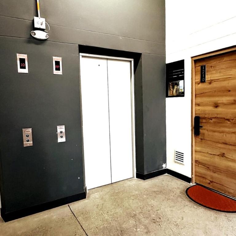 Central Medellin Modern Loft - Balcony and Transit - One-Bedroom Apartment - 21
