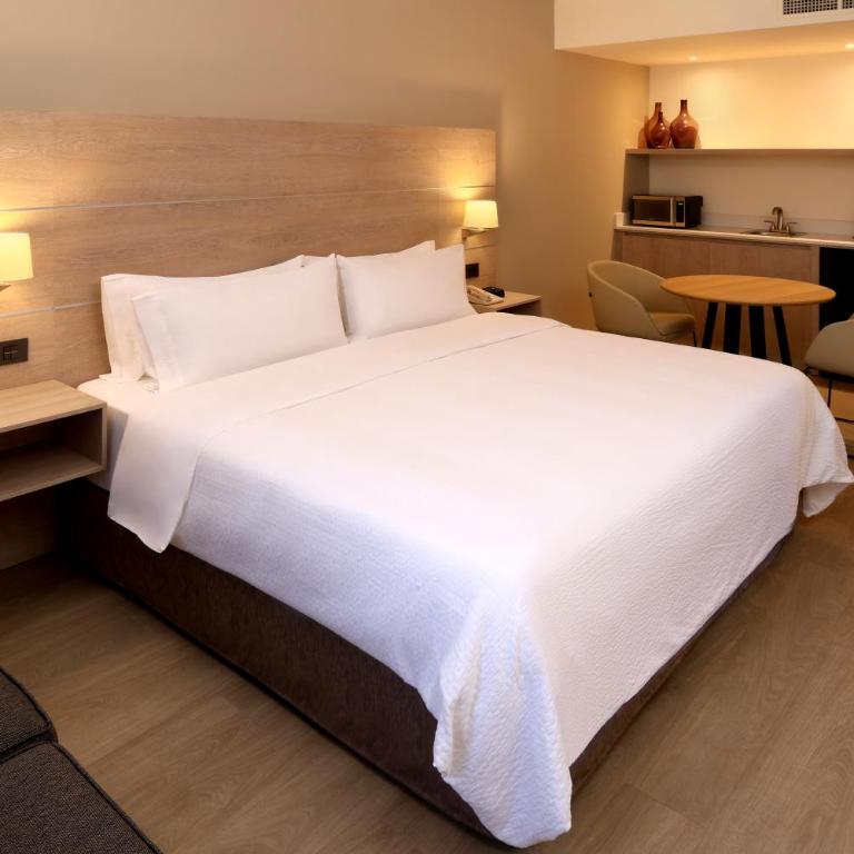 Holiday Inn Express Monterrey Galerias-San Jeronimo by IHG - Standard King Room with Kitchenette - 4