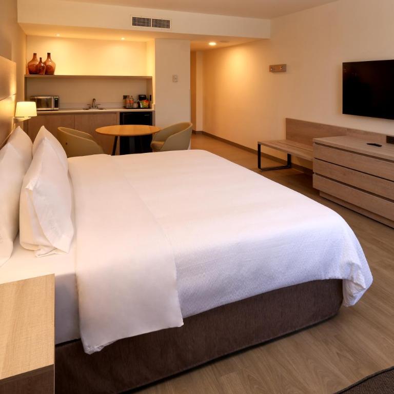 Holiday Inn Express Monterrey Galerias-San Jeronimo by IHG - Standard King Room with Kitchenette - 2