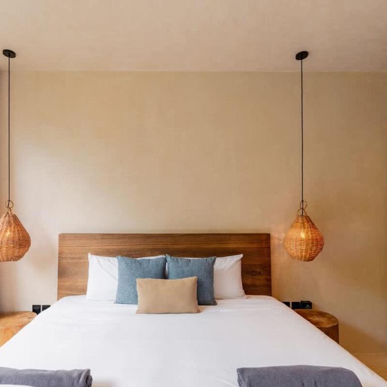 Stylish 2BR Jungle Retreat with Plunge Pool & Rooftop - Apartamento - 17