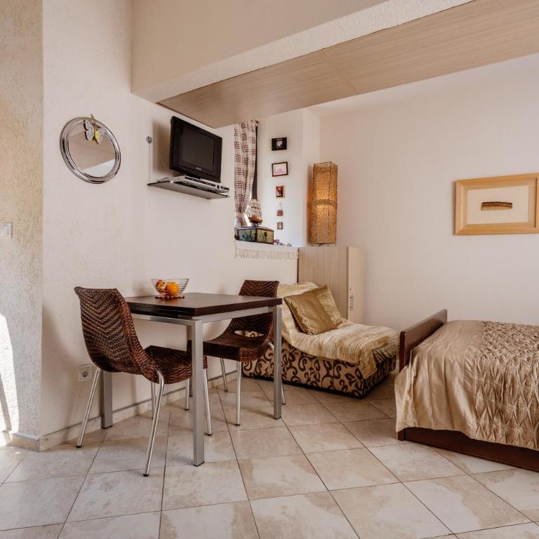 Celine's Place By The Sea - Studio Apartment with Sea View - 6