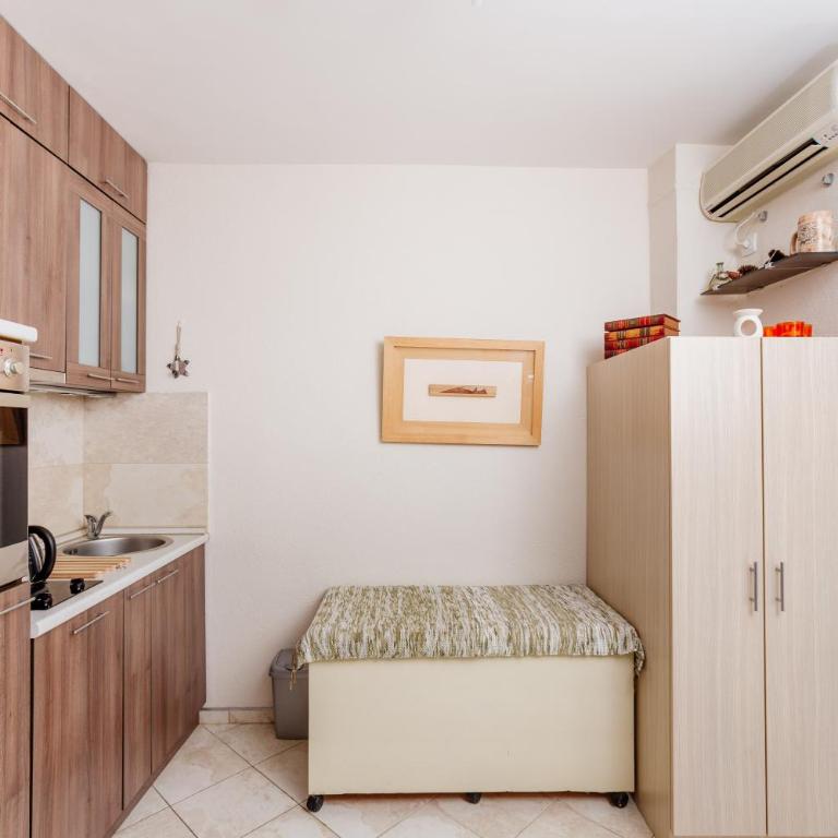 Celine's Place By The Sea - Studio Apartment with Sea View - 7