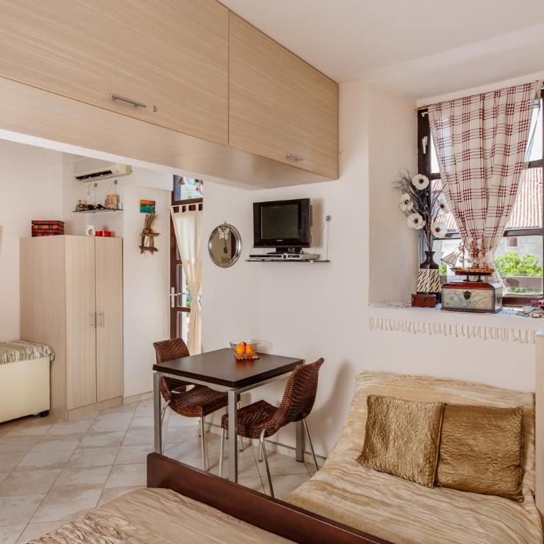 Celine's Place By The Sea - Studio Apartment with Sea View - 17