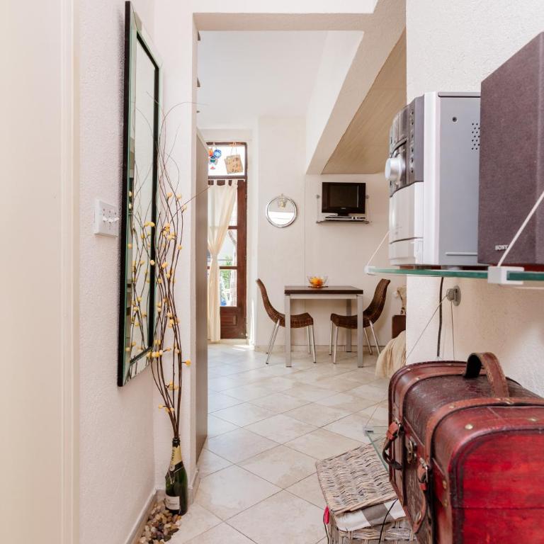 Celine's Place By The Sea - Studio Apartment with Sea View - 34