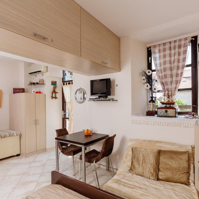 Celine's Place By The Sea - Studio Apartment with Sea View - 28