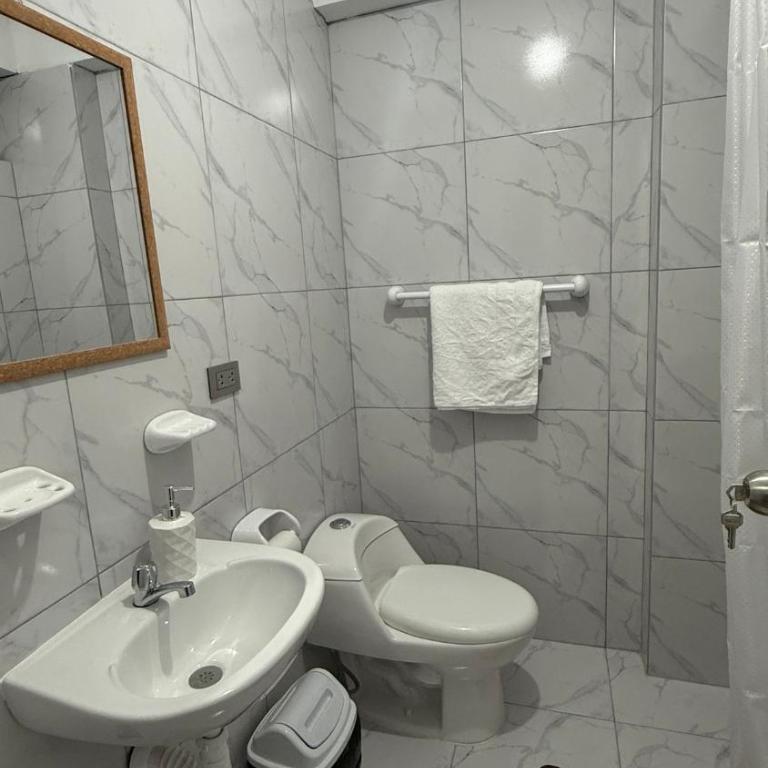 Apartamento de 3 habitaciones, Cocina Americana y Salón Moderno - Three-Bedroom Apartment - 16