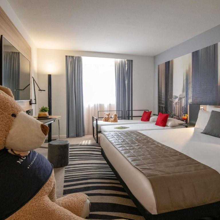 Novotel Nice Centre Vieux Nice - Chambre Familiale Supérieure avec 1 Lit Double et 2 Lits Simples - 4