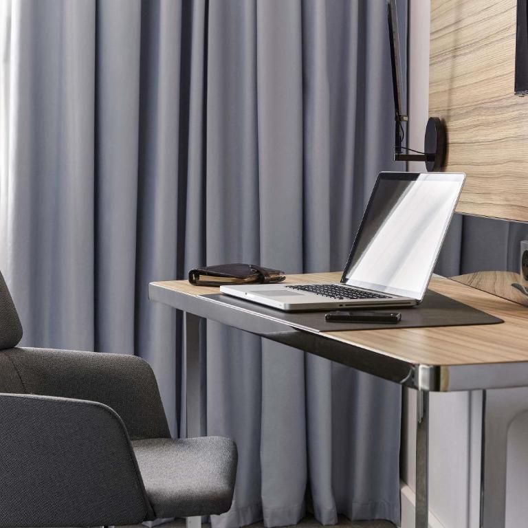 Novotel Nice Centre Vieux Nice - Chambre Familiale Supérieure avec 1 Lit Double et 2 Lits Simples - 6