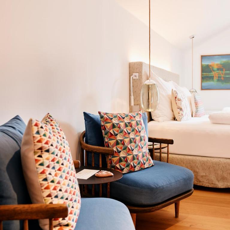 TAUROA Seehotel Grundlsee - Zimmer mit Kingsize-Bett und Seeblick - 4
