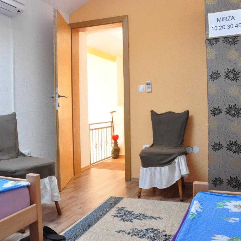 Guest House Mirza - Economy Triple Room with Shared Bathroom - 7