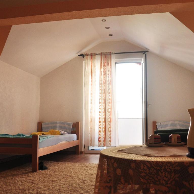 Guest House Mirza - Economy Triple Room with Shared Bathroom - 9