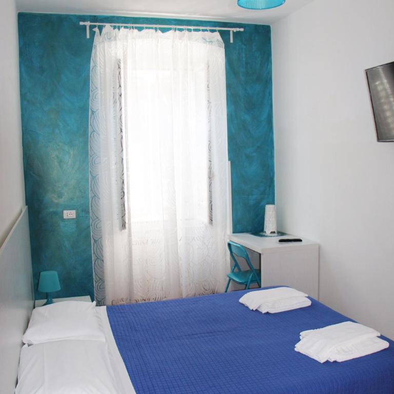 Smart Rooms - Double or Twin Room with Shared Bathroom - 3