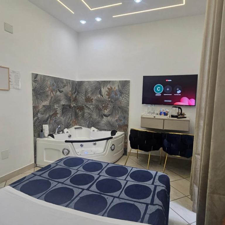 B&B Napoli Centrale Room&Jacuzzi - Camera Matrimoniale Deluxe con Vasca - 24