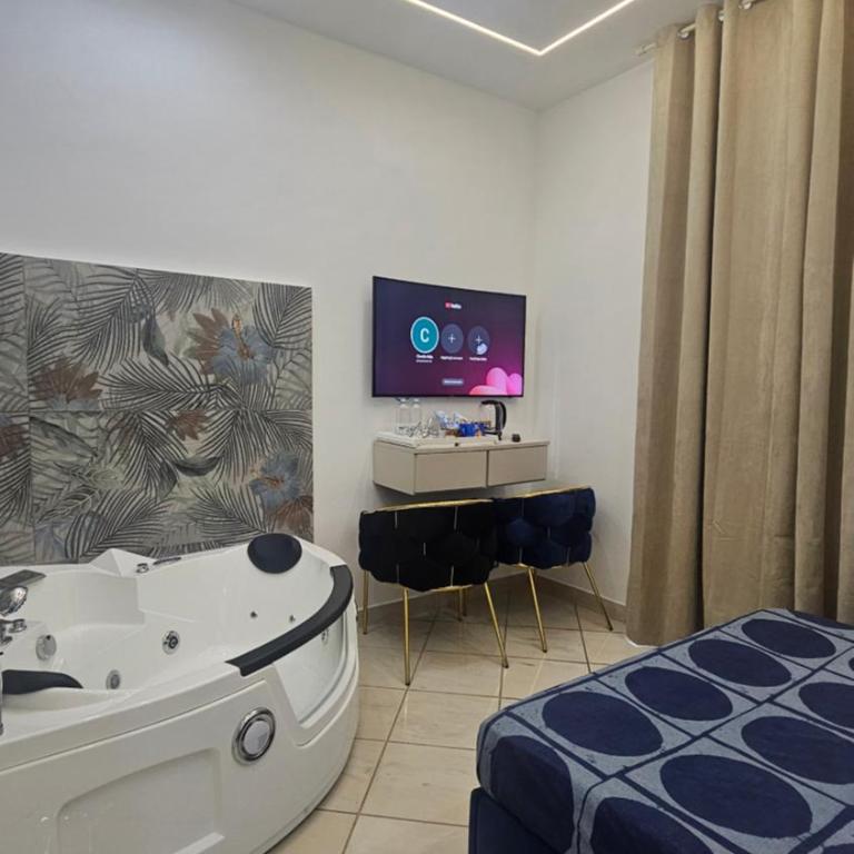 B&B Napoli Centrale Room&Jacuzzi - Camera Matrimoniale Deluxe con Vasca - 11