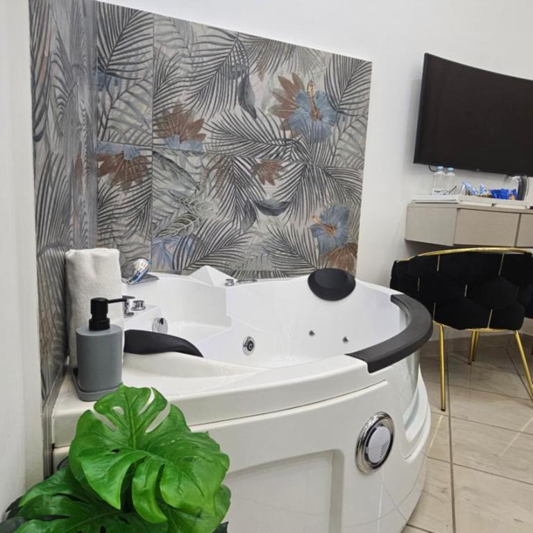 B&B Napoli Centrale Room&Jacuzzi - Camera Matrimoniale Deluxe con Vasca - 8