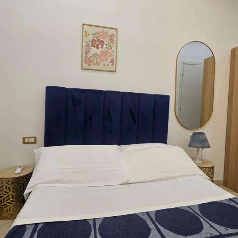 B&B Napoli Centrale Room&Jacuzzi - Camera Matrimoniale Deluxe con Vasca - 6