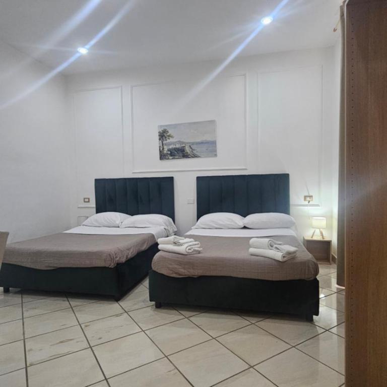 B&B Napoli Centrale Room&Jacuzzi - Deluxe Quadruple Room - 17