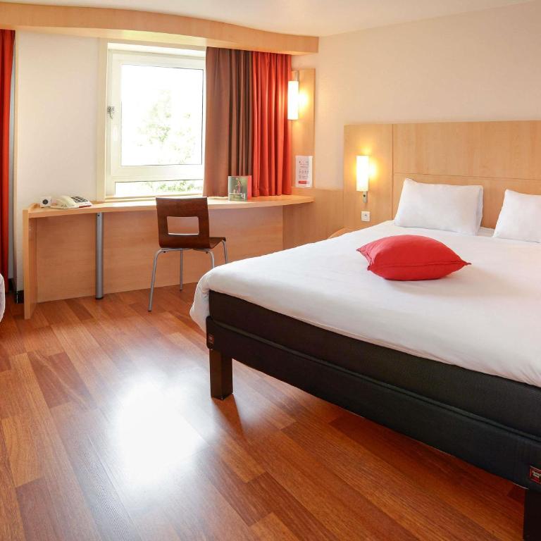 ibis Toulouse Centre - Standard Room with One Double Bed and One Single Bed - Mobility Access - 4