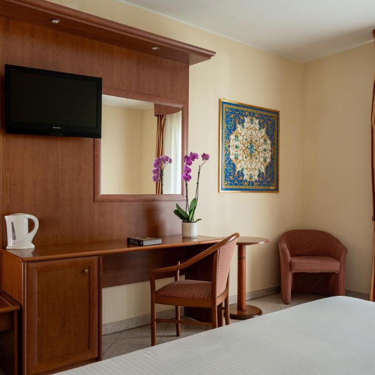 Hotel Regina - Superior Double Room with Lake View - 8