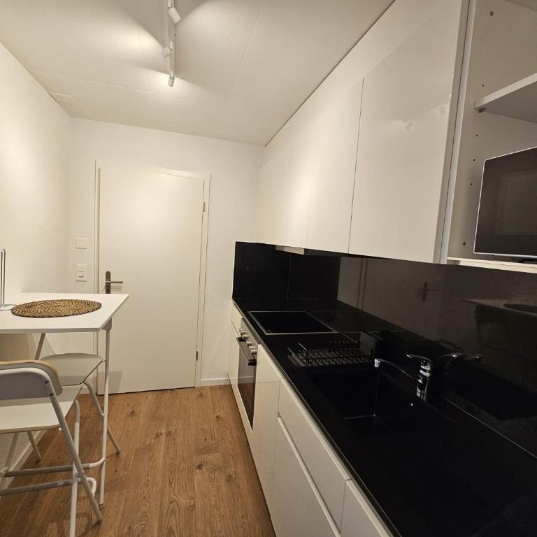 Private & Shared Stays in Lausanne - Camera Matrimoniale Standard con Bagno in Comune - 5