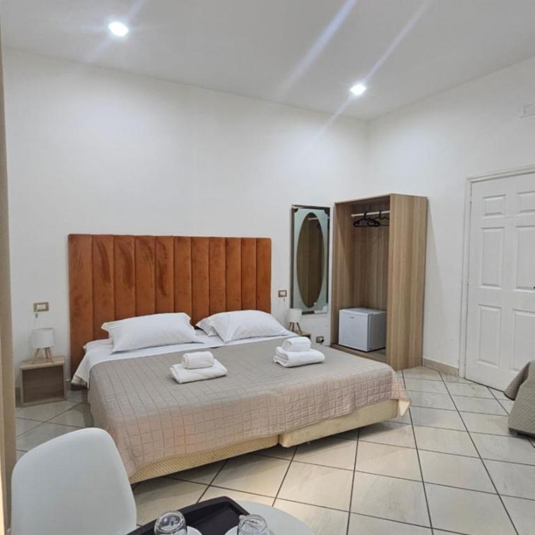 B&B Napoli Centrale Room&Jacuzzi - Camera Tripla con Bagno Privato - 15