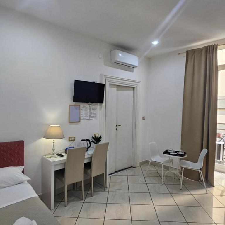 B&B Napoli Centrale Room&Jacuzzi - Camera Tripla con Bagno Privato - 13