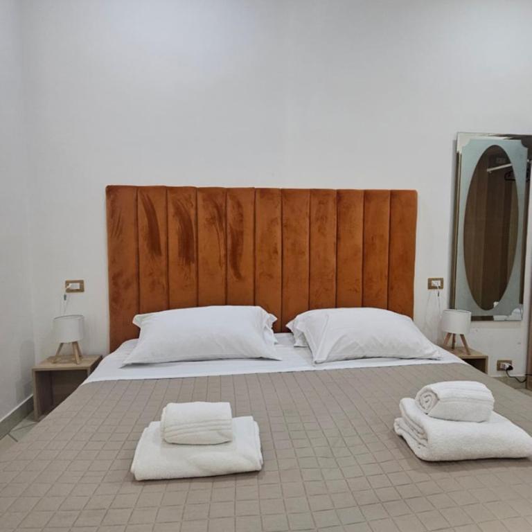B&B Napoli Centrale Room&Jacuzzi - Camera Tripla con Bagno Privato - 12