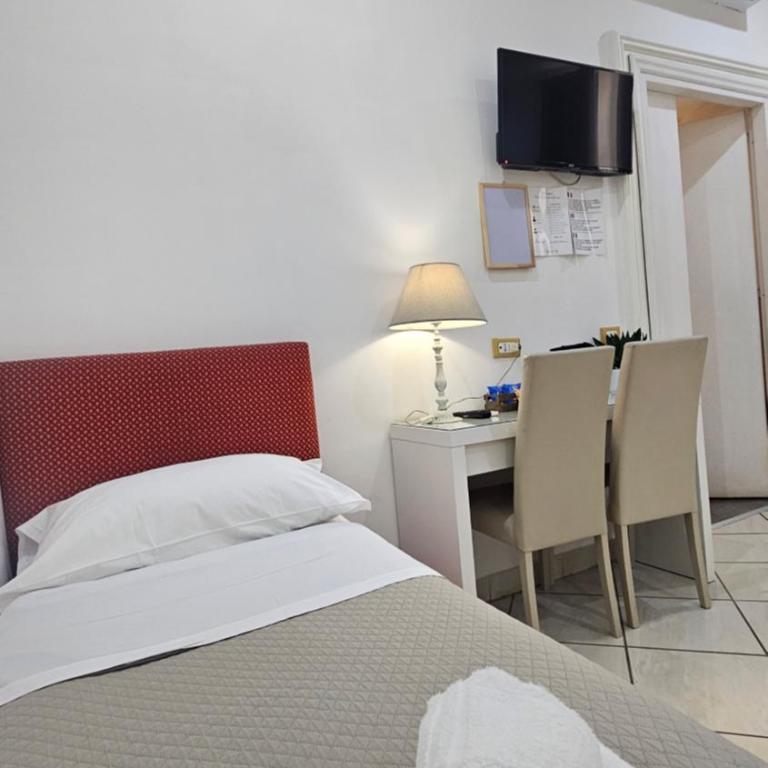 B&B Napoli Centrale Room&Jacuzzi - Camera Tripla con Bagno Privato - 10