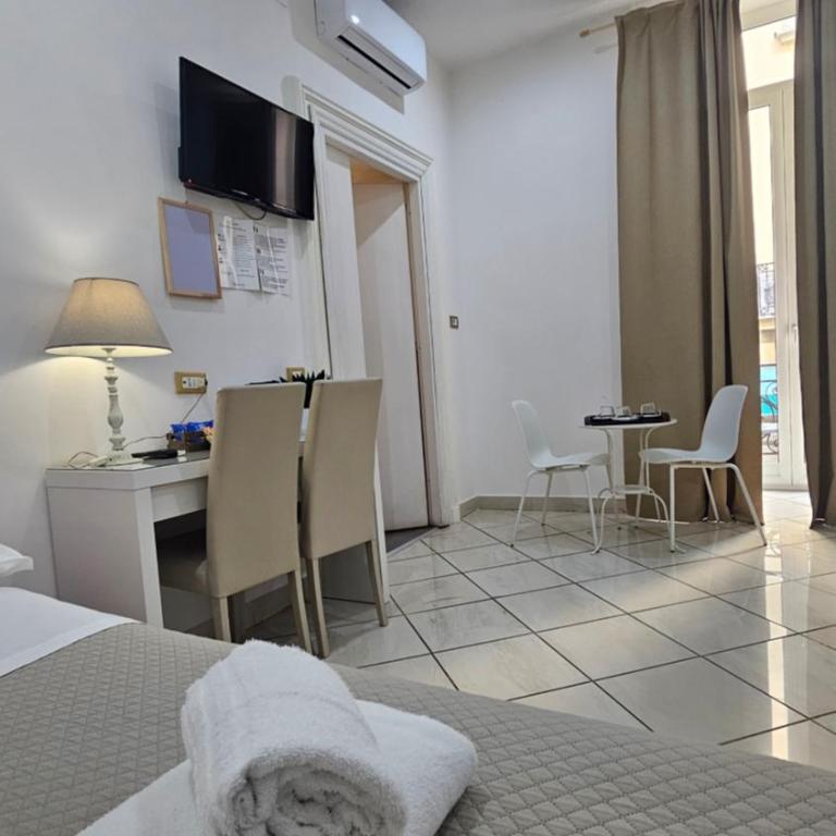 B&B Napoli Centrale Room&Jacuzzi - Camera Tripla con Bagno Privato - 8