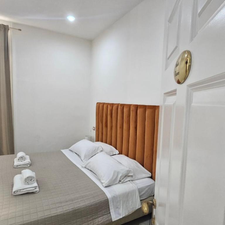 B&B Napoli Centrale Room&Jacuzzi - Camera Tripla con Bagno Privato - 7