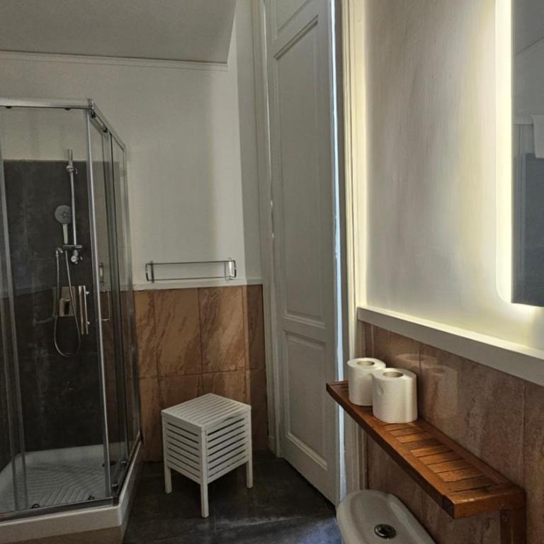 B&B Napoli Centrale Room&Jacuzzi - Camera Tripla con Bagno Privato - 6