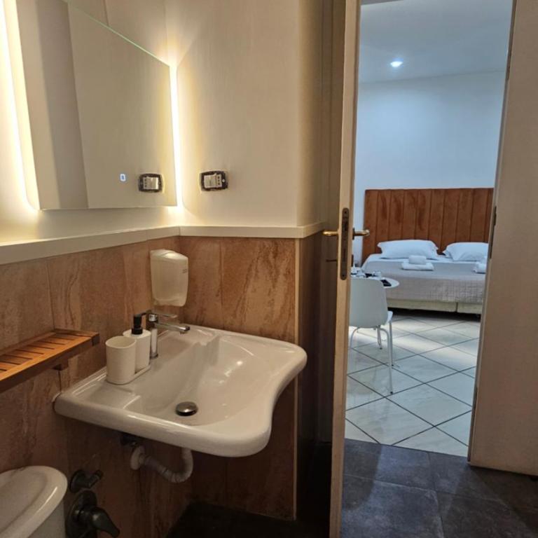 B&B Napoli Centrale Room&Jacuzzi - Camera Tripla con Bagno Privato - 9