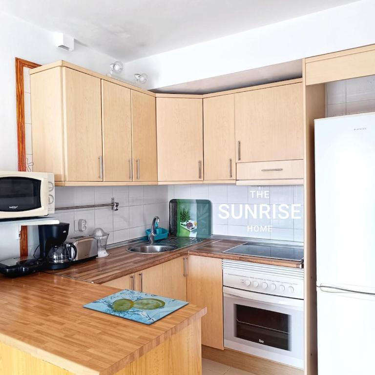 The Sunrise Home Sea views and terrace house with barbecue - Two-Bedroom House - 12