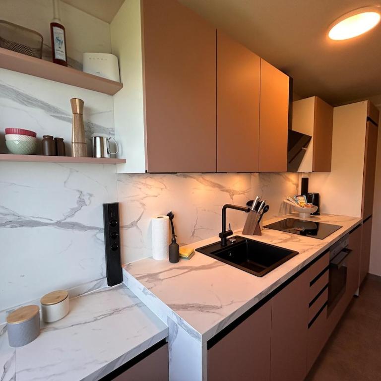 Appartement WOLKE7 byTILLY - Familienfreundliches Alpenzuhause mit Hallenbad, Balkon & Panoramablick hoch oben auf der Gerlitzen - Apartment mit 2 Schlafzimmern und Balkon - 25