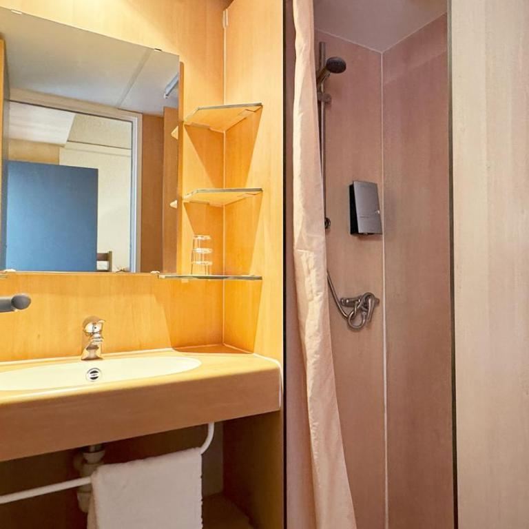 Villages Clubs du Soleil - MONTGENEVRE - Chambre Quadruple avec Salle de Bains Privative - 1