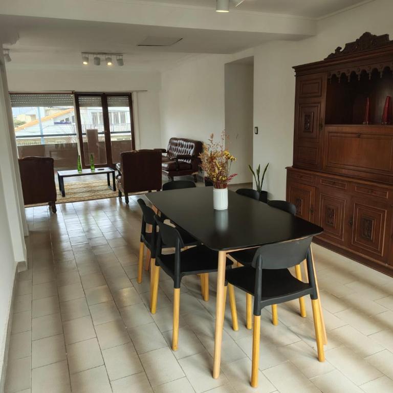 4 ambientes a 3 cuadras de la playa con parrilla y cochera - Totalmente renovado!! - Three-Bedroom Apartment - 5